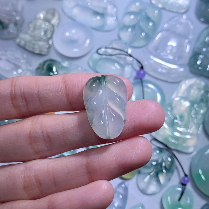 翡翠颈饰未镶嵌叶子