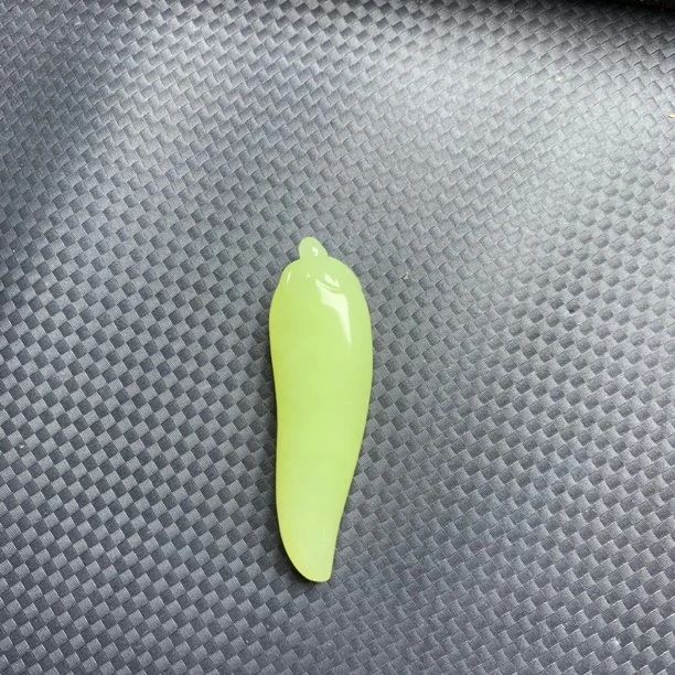 和田玉黄口料辣椒随型吊坠