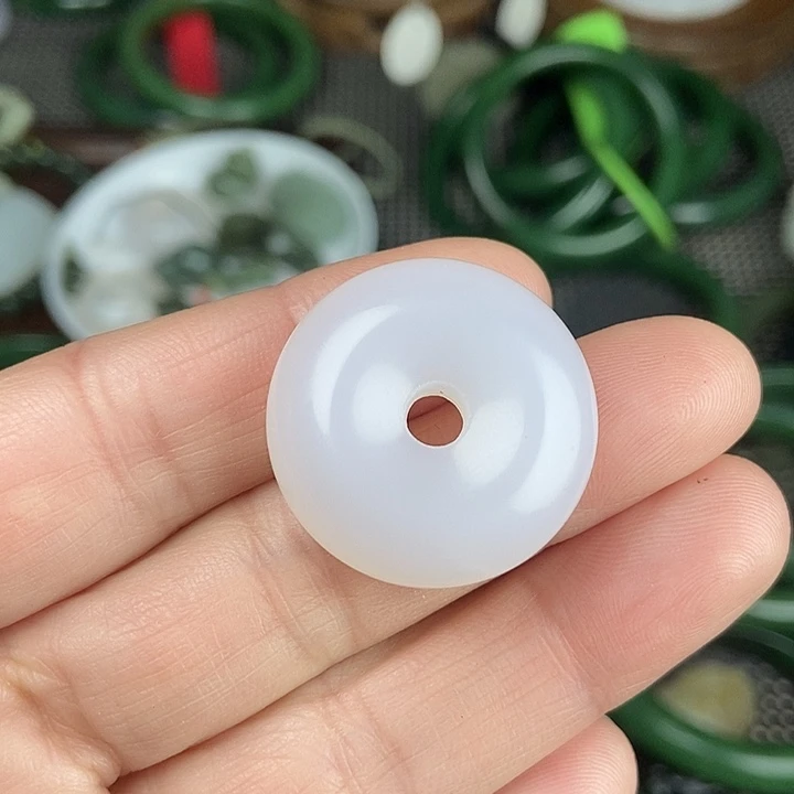 透闪石质玉未镶嵌颈饰