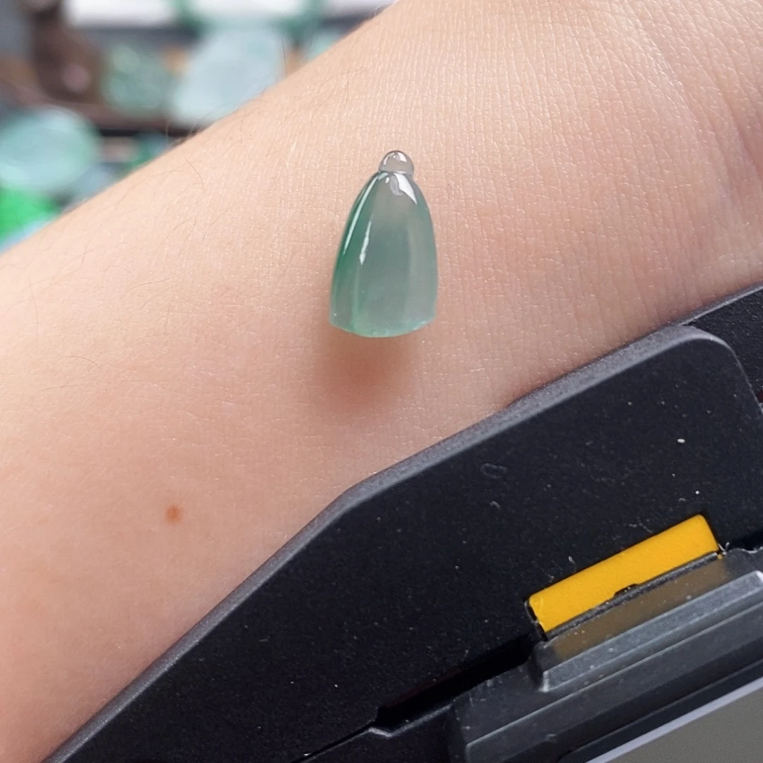 翡翠未镶嵌颈饰莲蓬