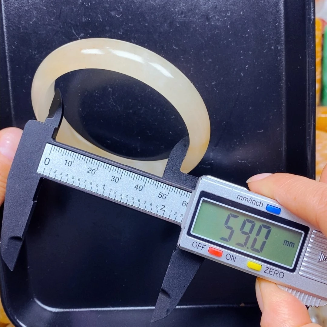 石英质玉（黄龙玉）颈饰未镶嵌