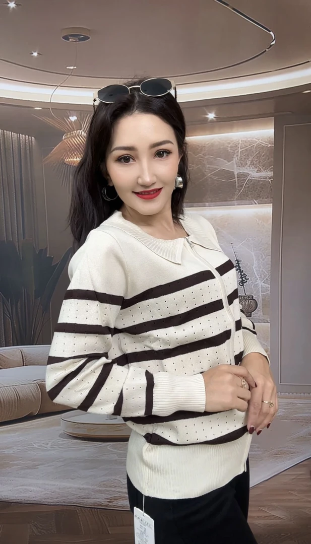 米白条纹针织毛衣