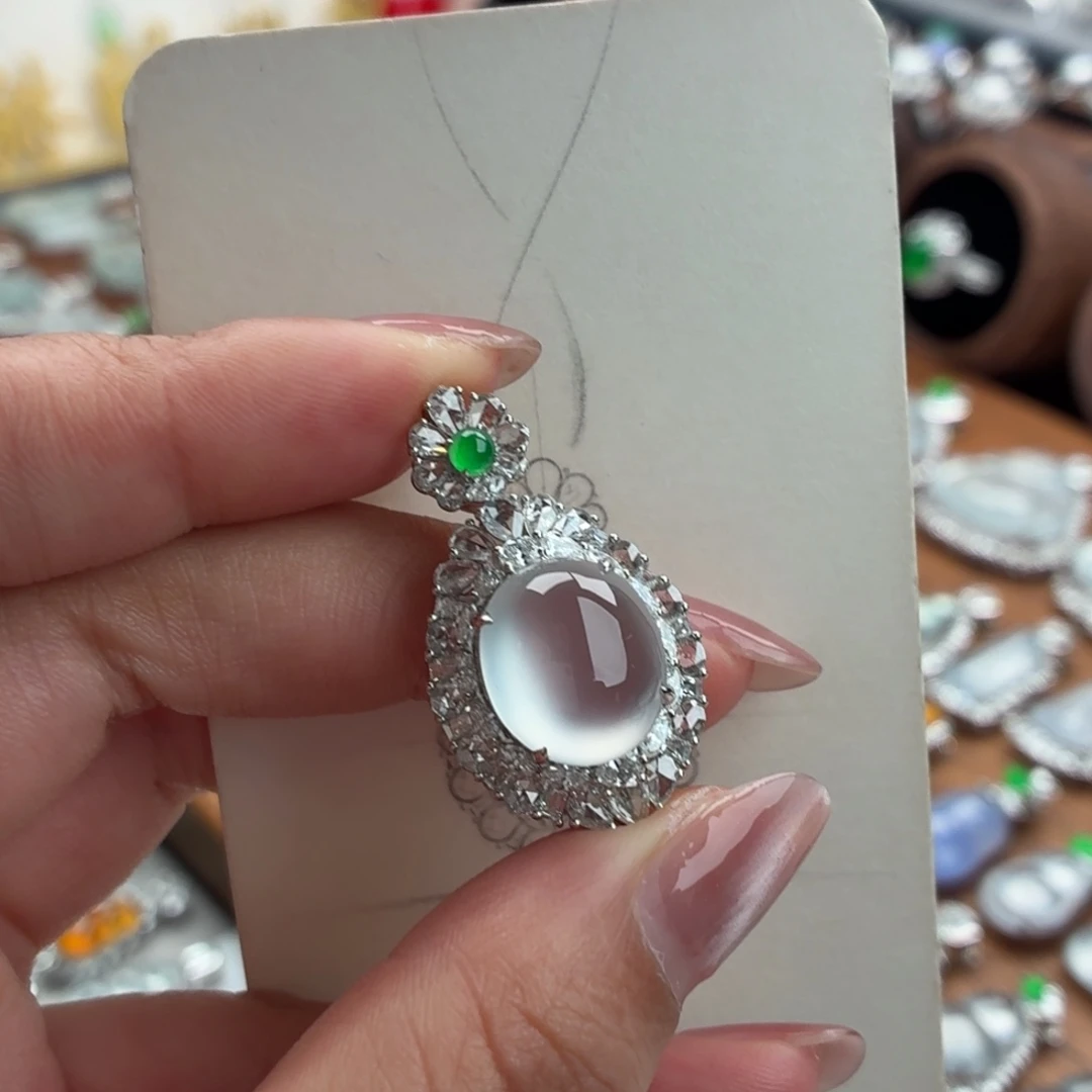 翡翠18K金镶嵌颈饰蛋面