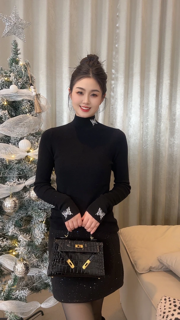 刘婷穿搭 中领烫钻蝴蝶款毛衣