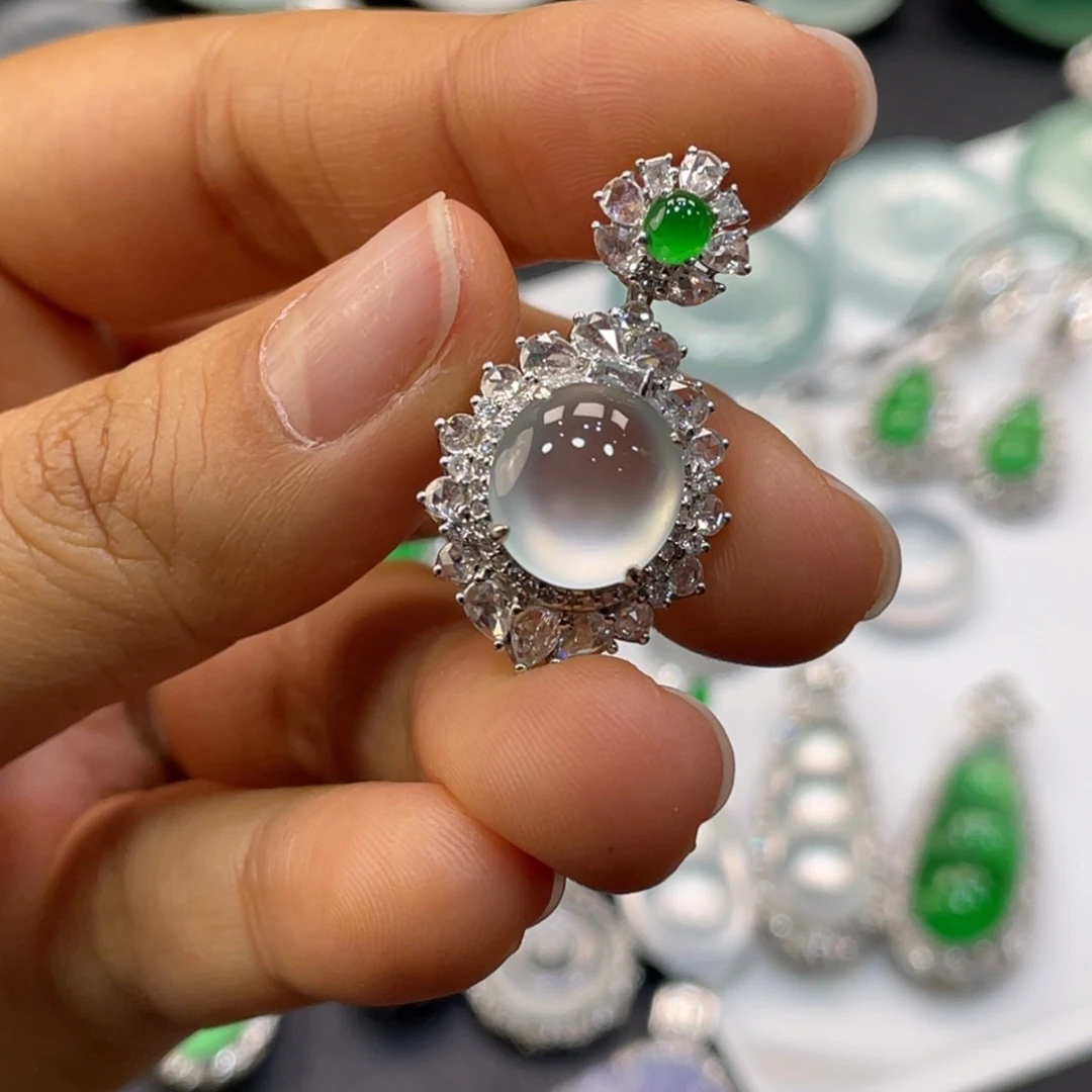 翡翠18K金镶嵌颈饰