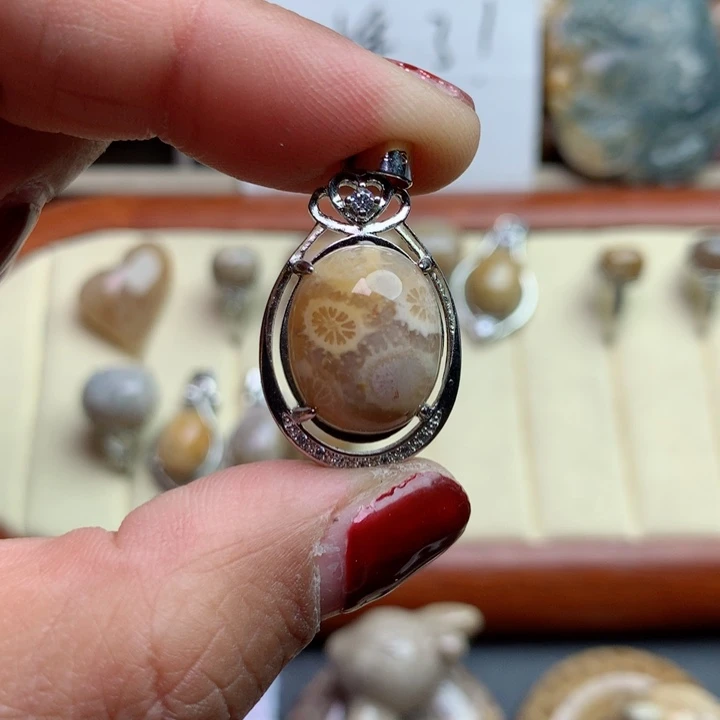 硅化珊瑚（珊瑚玉）颈饰未镶嵌