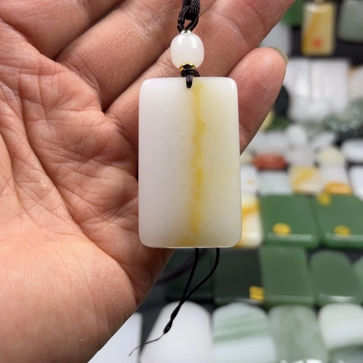 古***丽石英质玉（金丝玉）未镶嵌颈饰