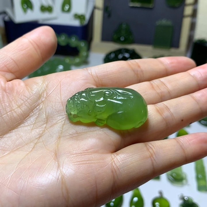 岫玉未镶嵌颈饰吊坠