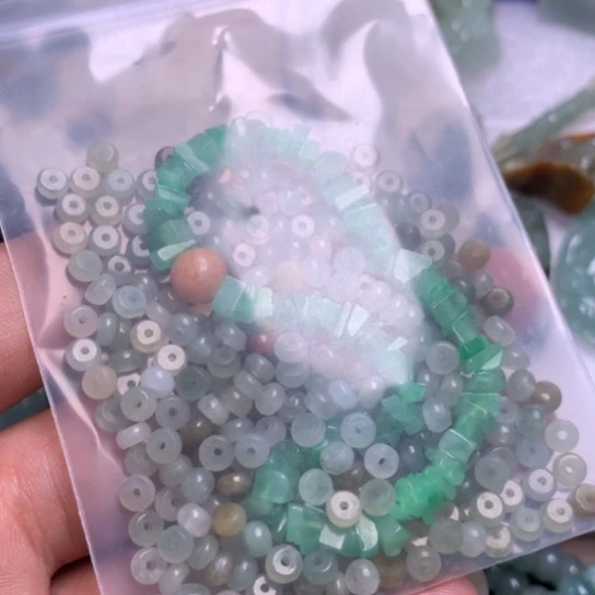 翡翠颈饰未镶嵌用****9翡翠