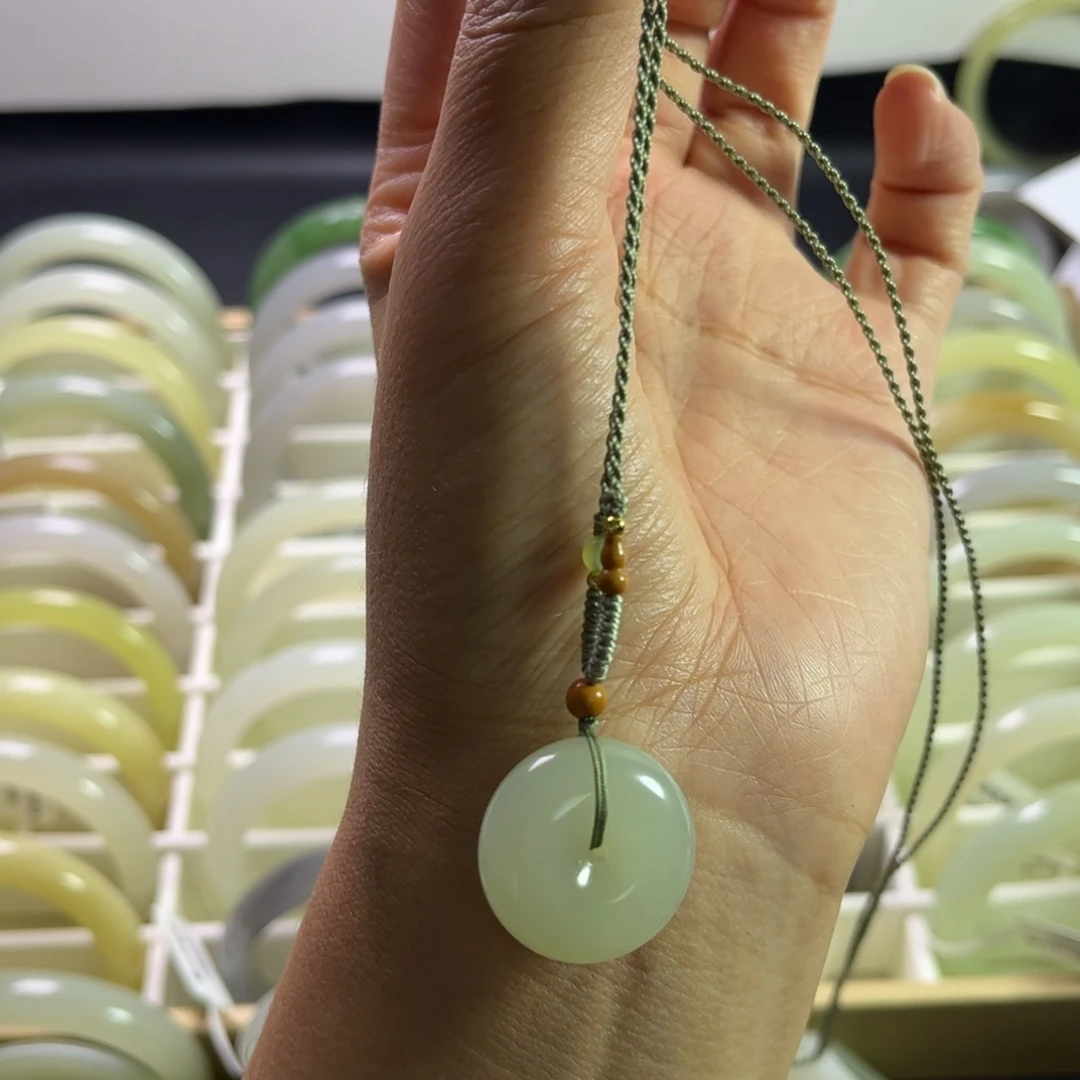 和田玉未镶嵌吊坠(赠链)