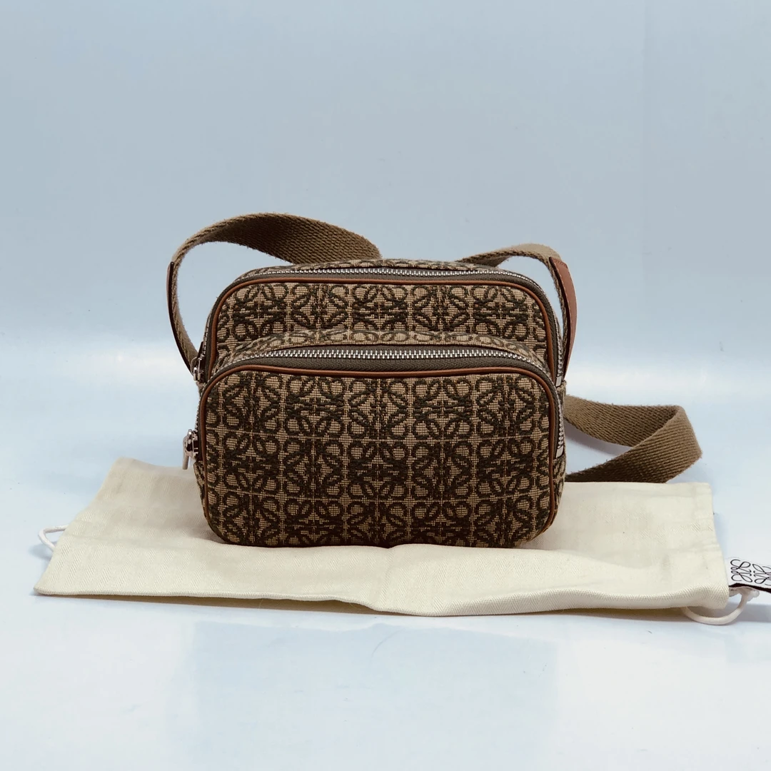 99新 LOEWE/罗意威 卡其绿双层相机包/4638号男士