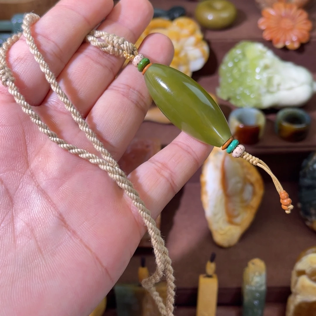 蛇纹石玉未镶嵌颈饰