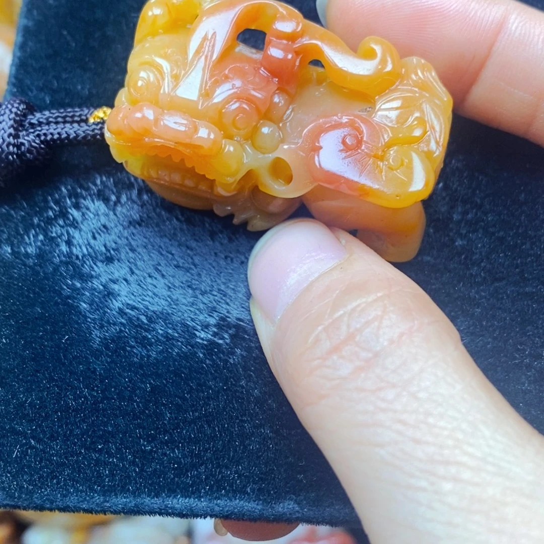 未镶嵌石英质玉（黄龙玉）颈饰