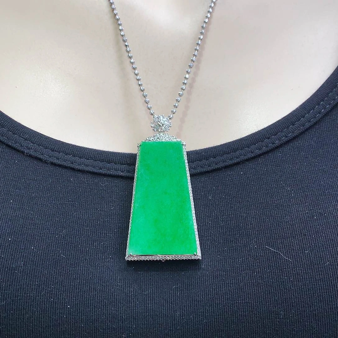 翡翠颈饰18K金镶嵌无事牌