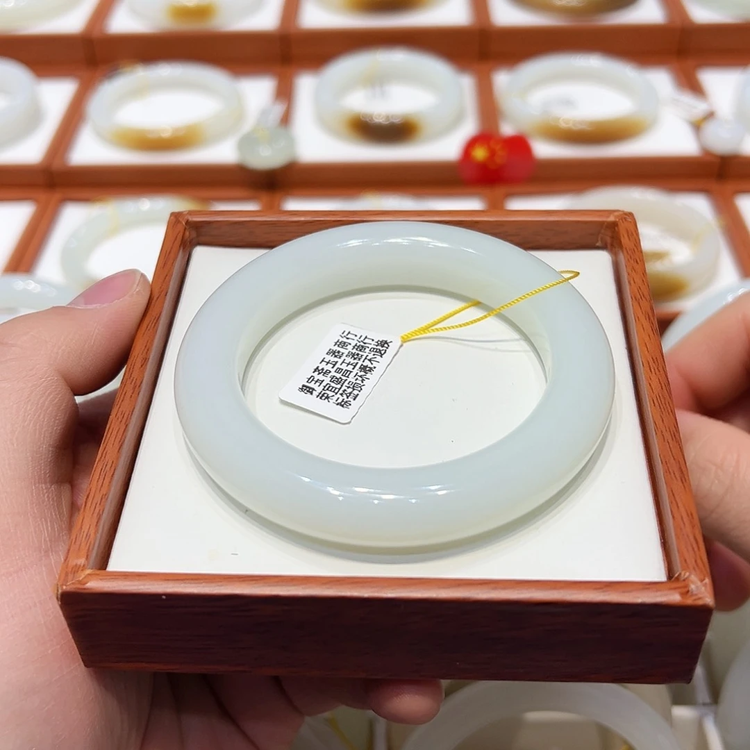 和田玉手镯未镶嵌羊脂白玉