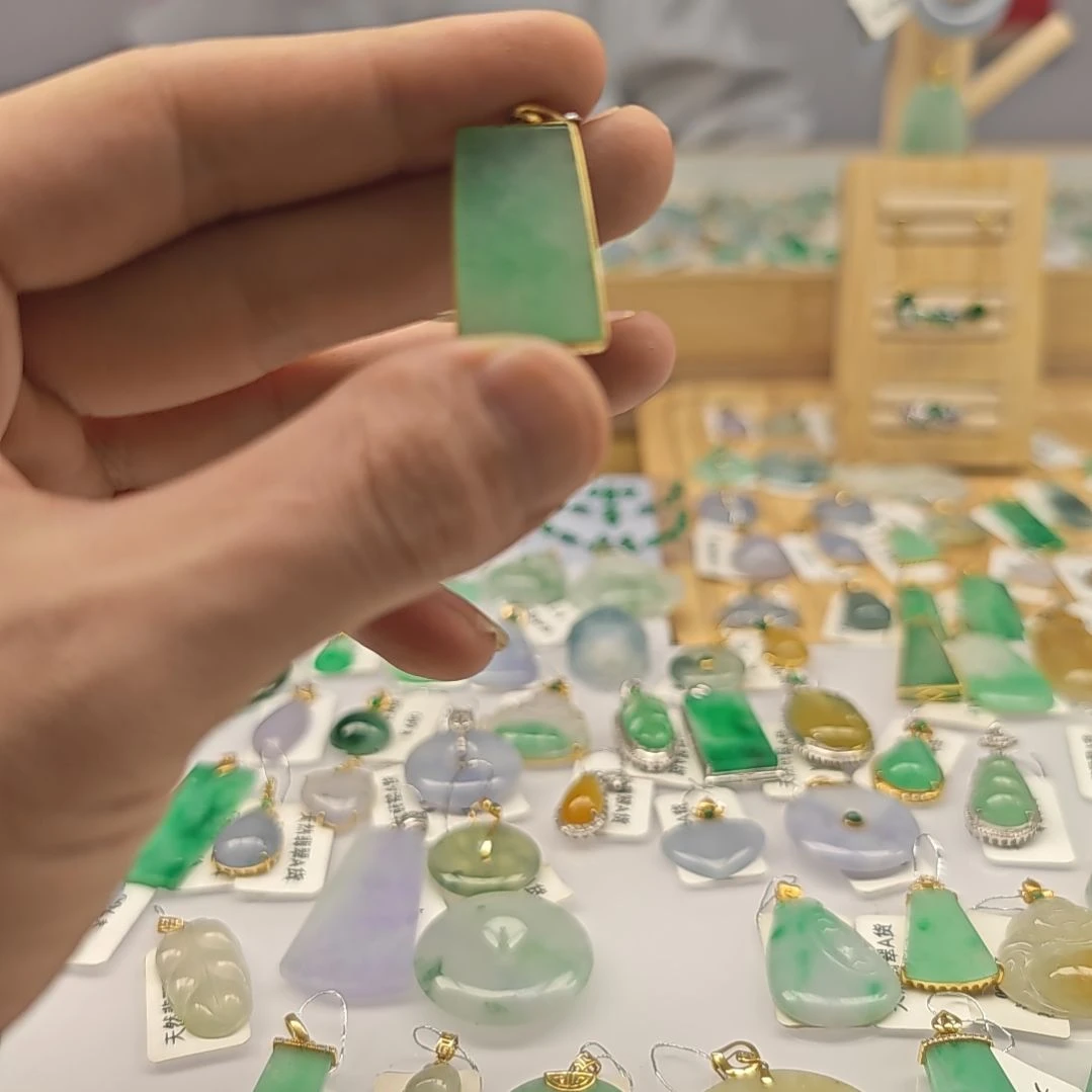 翡翠18K金镶嵌颈饰