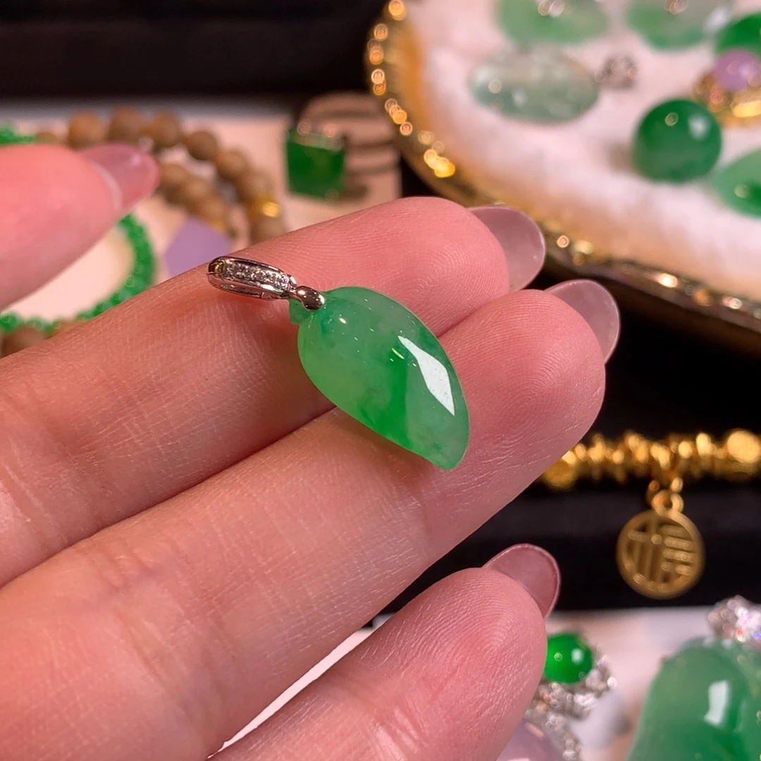 翡翠18K金镶嵌颈饰吊坠