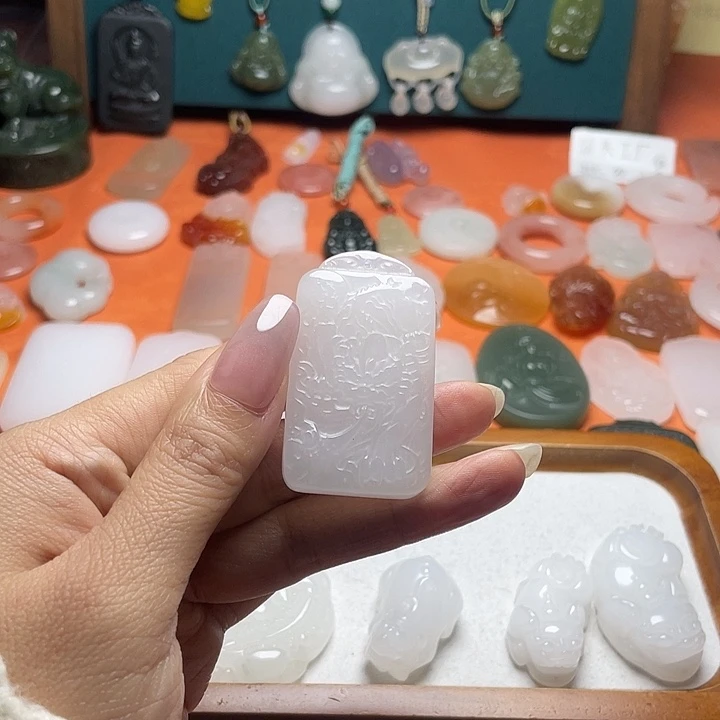 石英质玉（金丝玉）未镶嵌颈饰