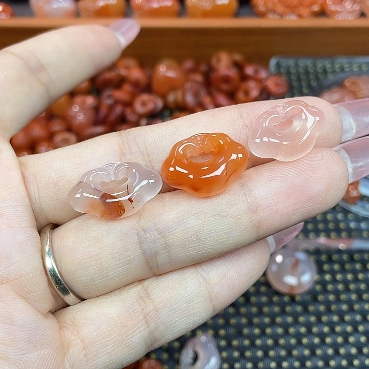 南红玛瑙未镶嵌颈饰平安锁