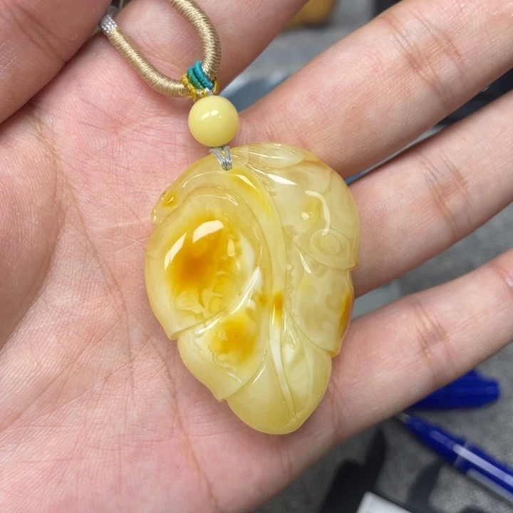 未镶嵌蜜蜡珠宝奇石前***中