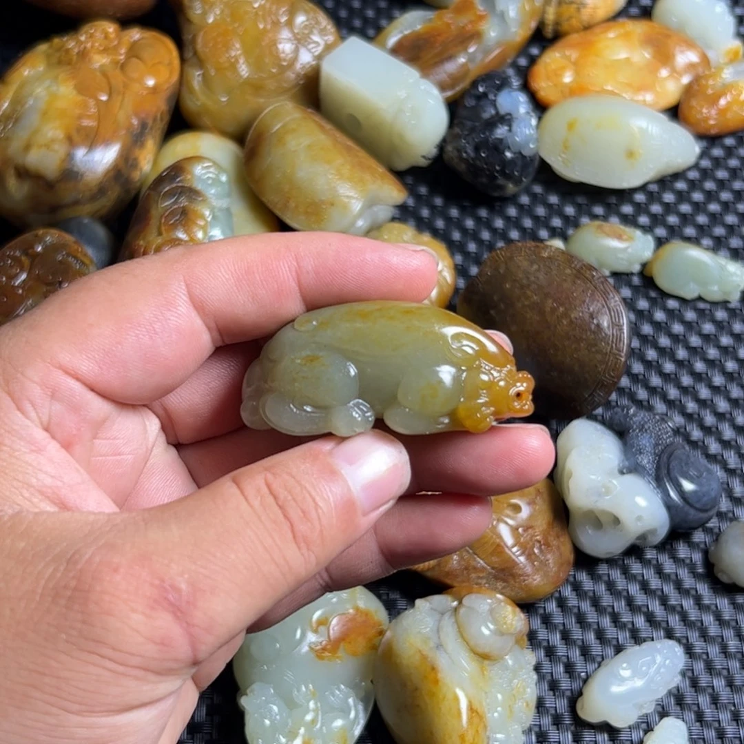 辛***巴和田玉未镶嵌颈饰