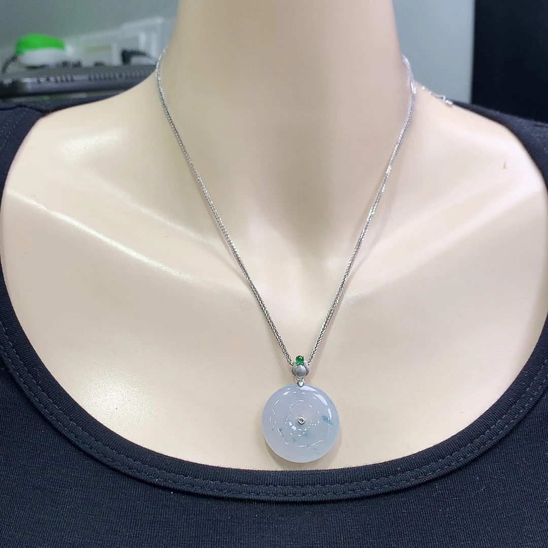 翡翠18K金镶嵌颈饰平安扣