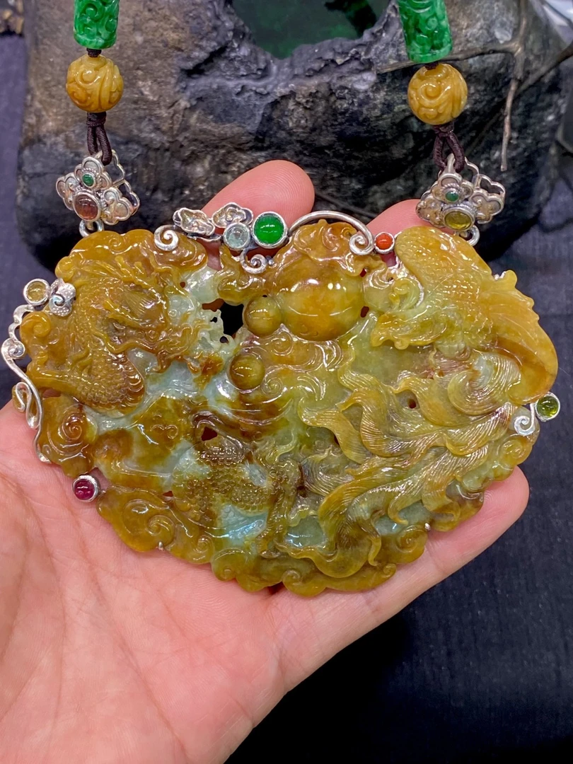 黄加绿翡翠龙凤吊坠
