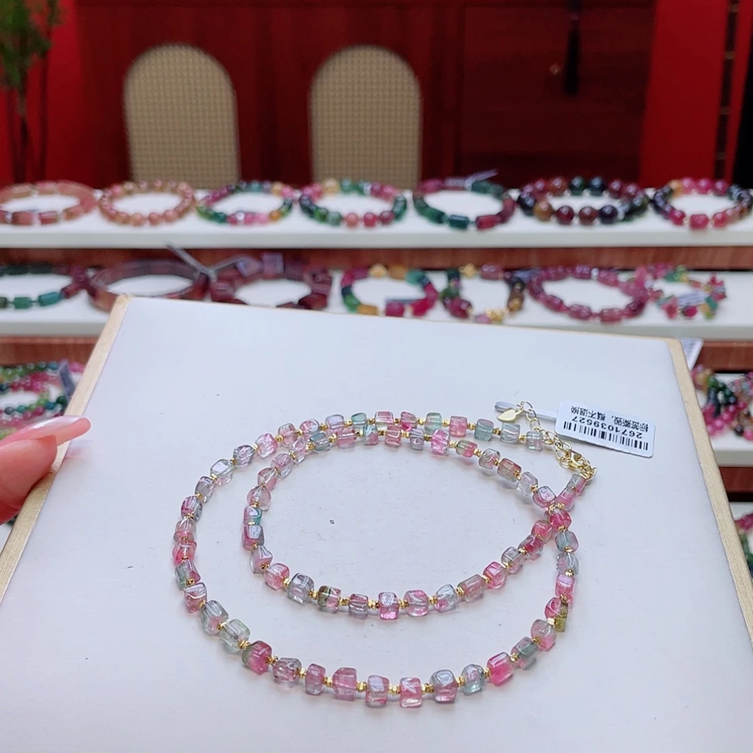 颈饰未镶嵌碧玺多样性发其一