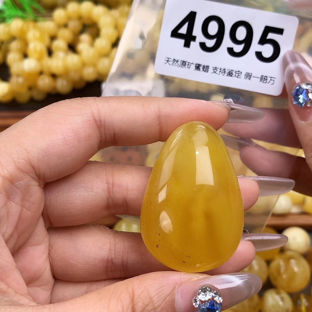 未镶嵌琥珀珠宝奇石高46.8，宽32.4，厚15.9