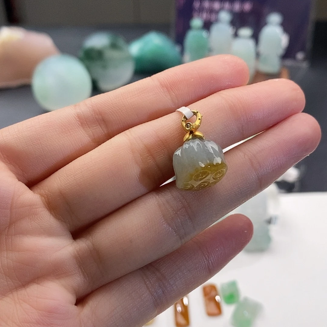 翡翠18K金镶嵌颈饰吊坠