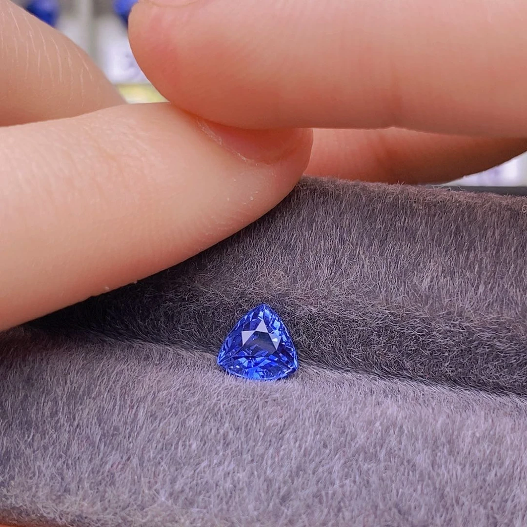 裸石蓝宝石CGRL证书VB矢车菊三角形1.04ct/0464