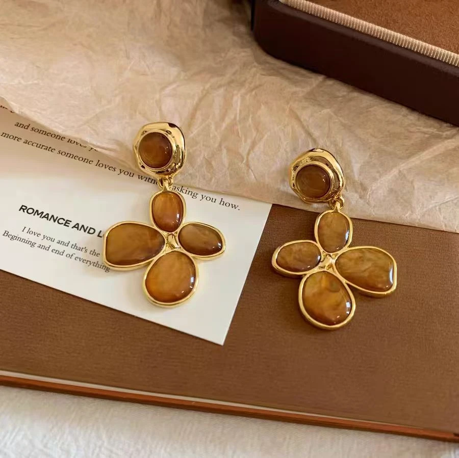 复古四瓣花耳环2026新款爆款高级感秋冬独特时尚气质耳饰精美饰品