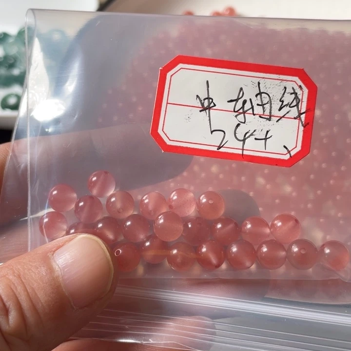 颈饰未镶嵌南红玛瑙中**.