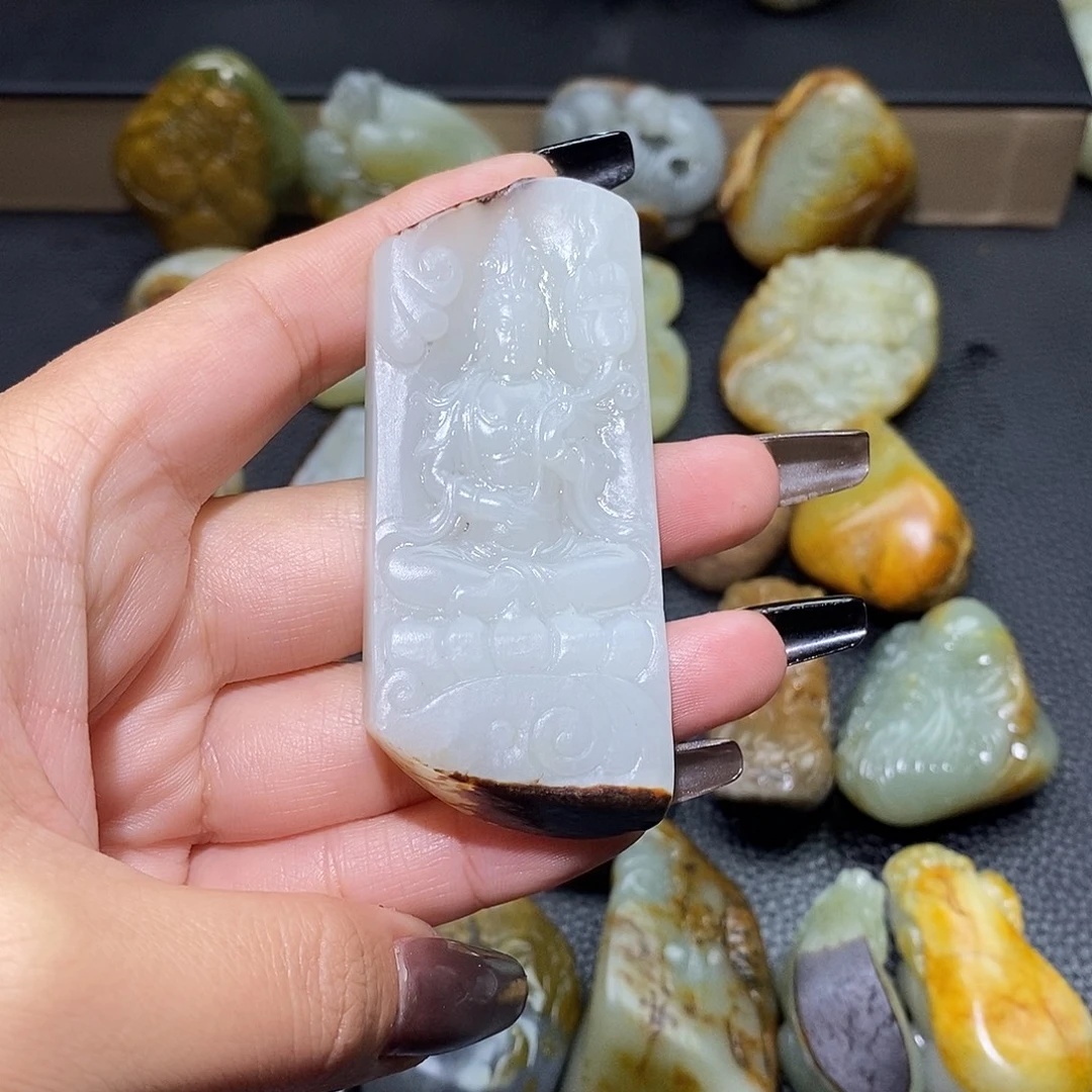 徐***历和田玉未镶嵌颈饰