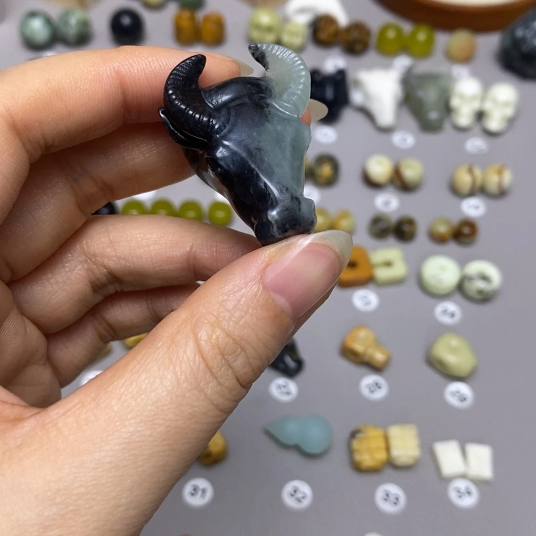 蛇纹石玉配饰合金沃**呐