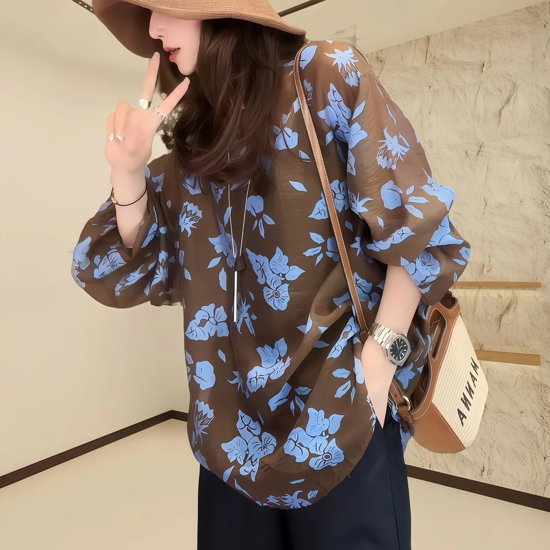 2025夏季穿搭设计敢咖底花色上衣休闲宽松时尚印花防晒洋气上衣