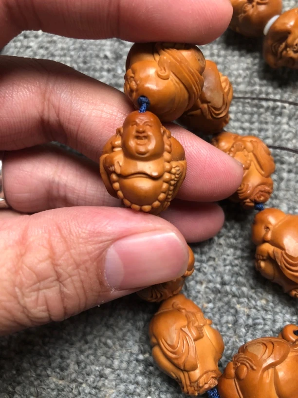 橄榄核雕刻，站立弥勒