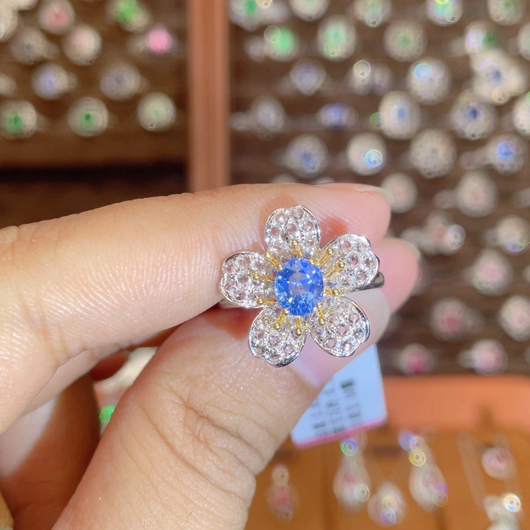 18K金镶嵌蓝宝石戒指0.95ct