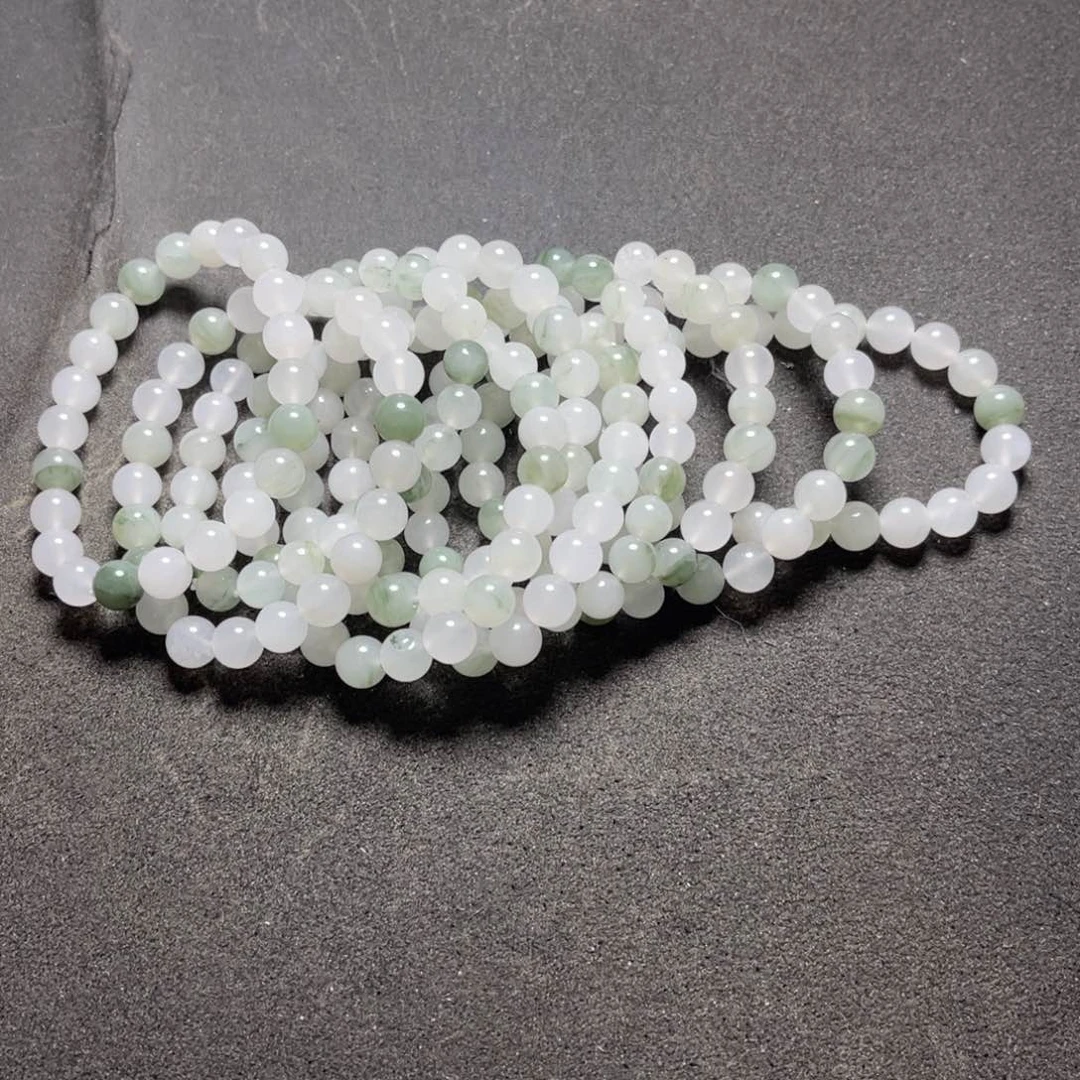 颈饰未镶嵌石英质玉瀚*