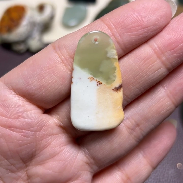 吉***柳岫岩河磨玉（透闪石质玉）未镶嵌颈饰