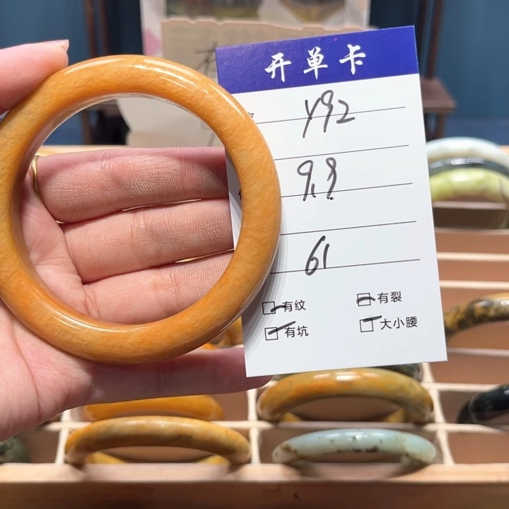 蛇纹石玉手镯未镶嵌三*姐