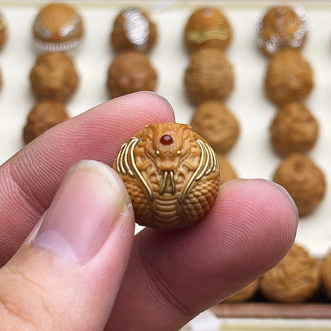 吊坠猴头核桃镶嵌铜蛇王18