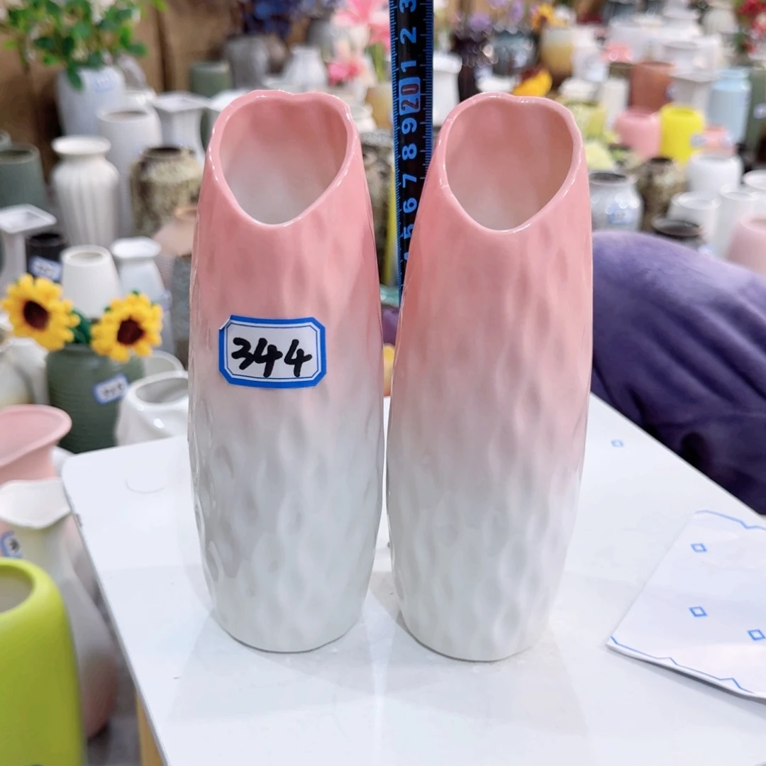 244号一对小花瓶高20厘米瑕疵