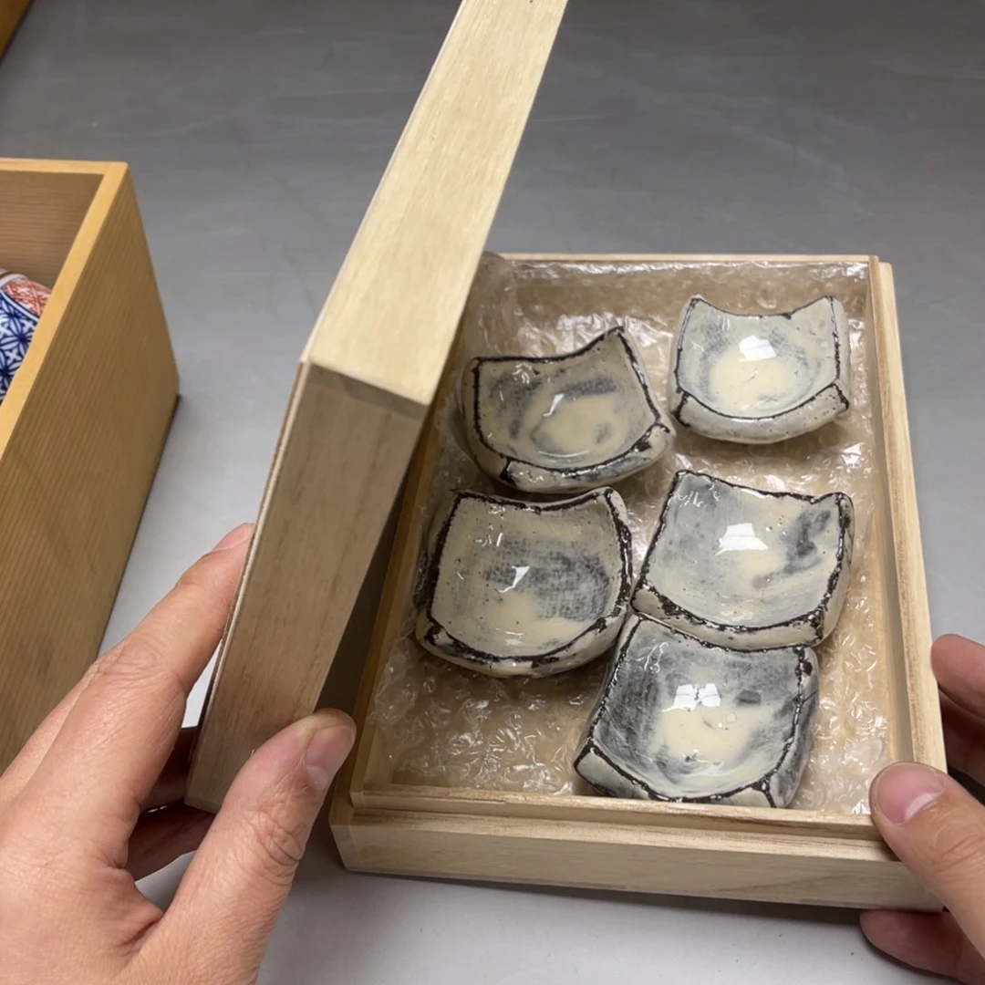 瓷片c密密麻麻地排列着一个