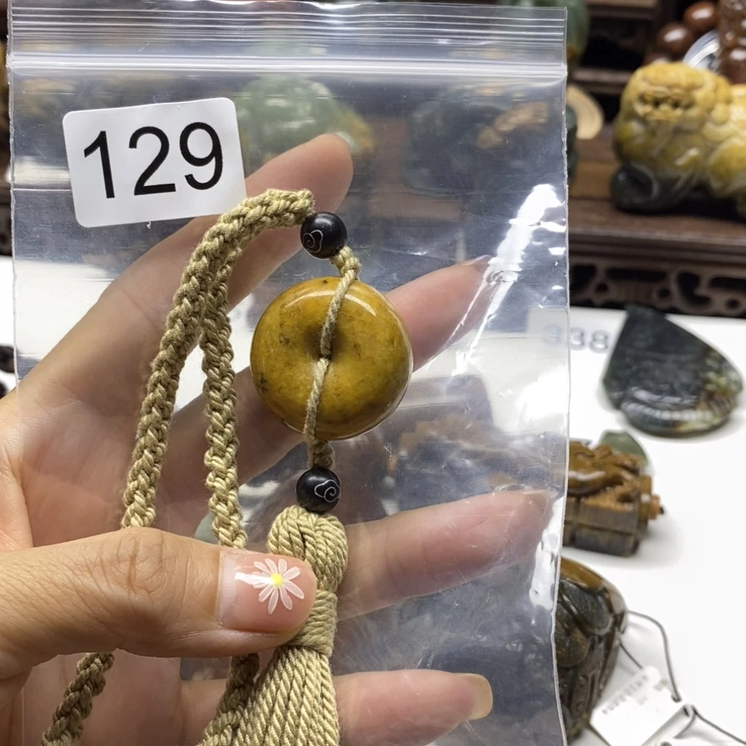 未镶嵌岫岩河磨玉（透闪石质玉）把件