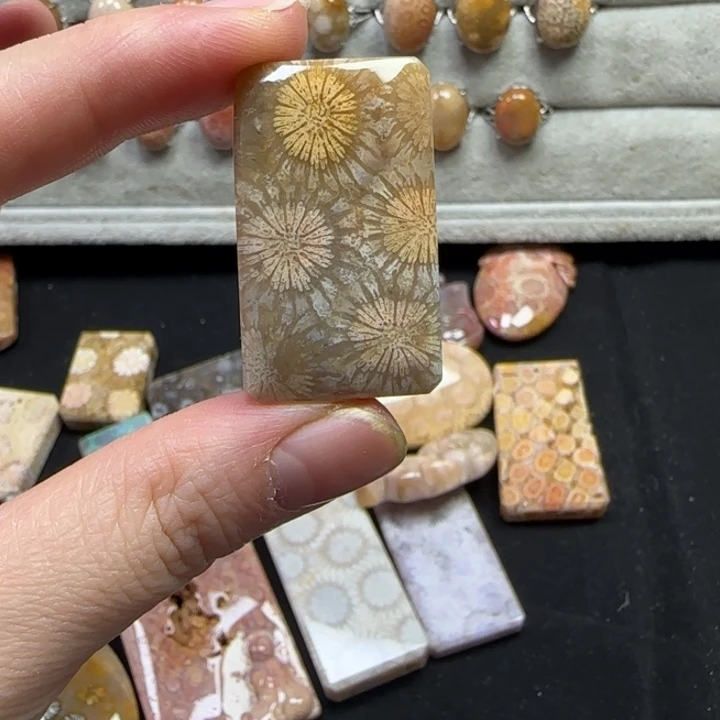 硅化玉合金颈饰大花背面有刀