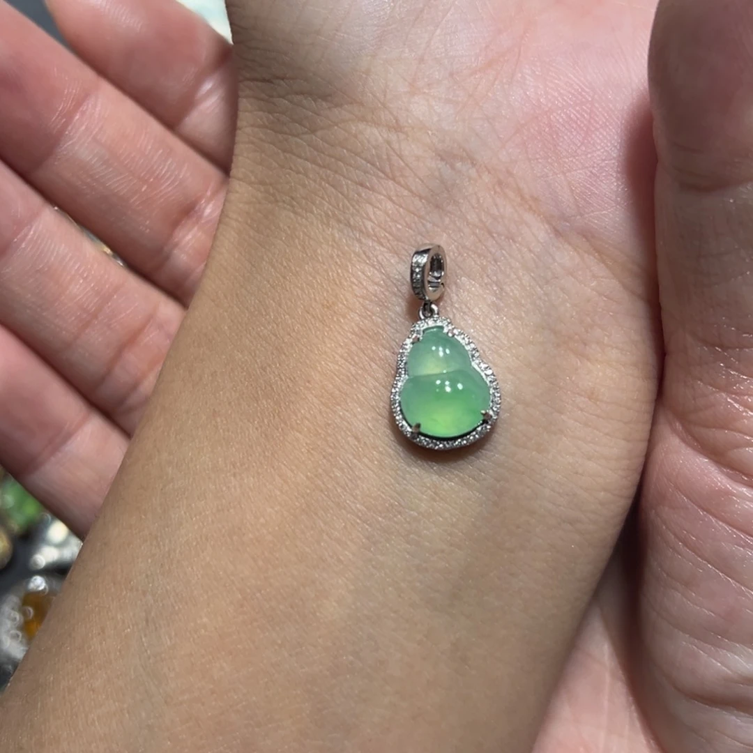 翡翠18K金镶嵌颈饰静***萱吊坠