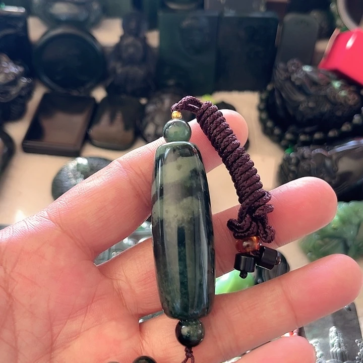 七***主蛇纹石玉未镶嵌颈饰