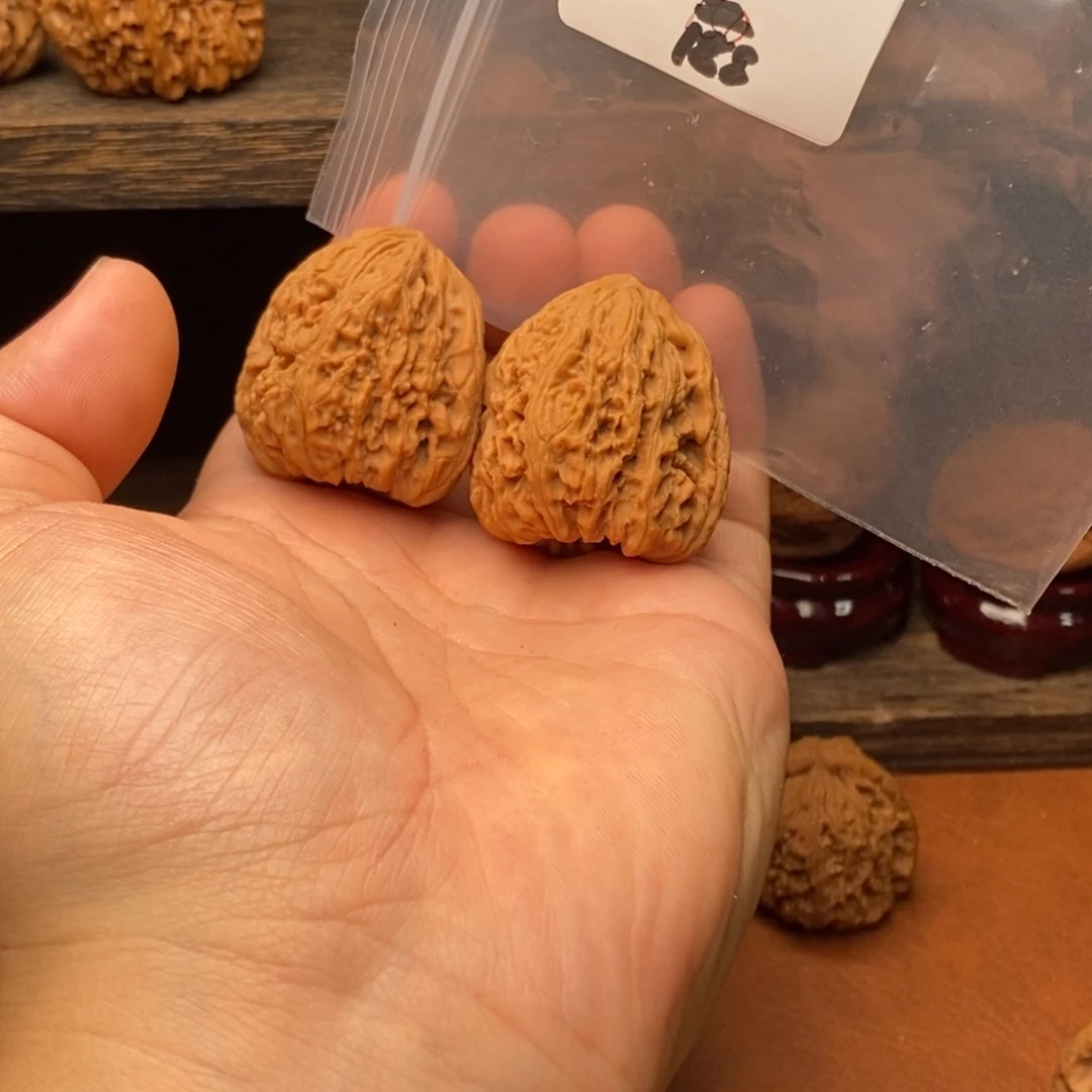 核桃南将石凹底文玩