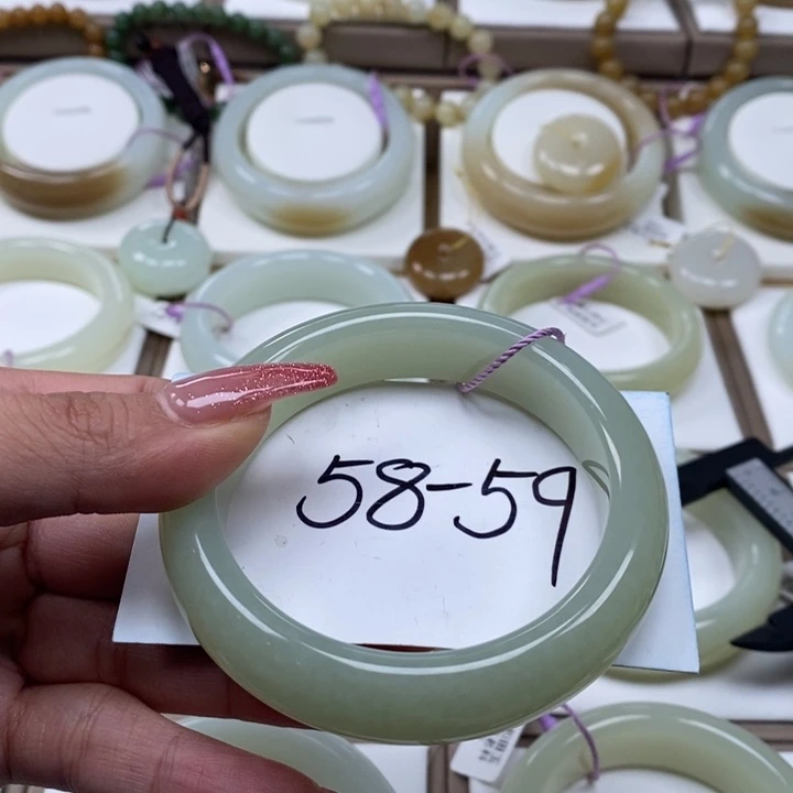 和田玉未镶嵌手镯